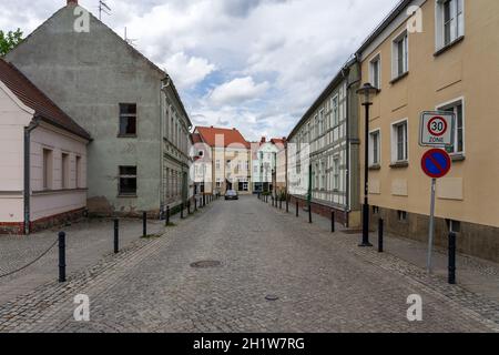 JUETERBOG, ALLEMAGNE - 23 MAI 2021 : rues de la vieille ville. Juterbog est une ville historique du nord-est de l'Allemagne, dans le quartier de Brandebourg. Banque D'Images