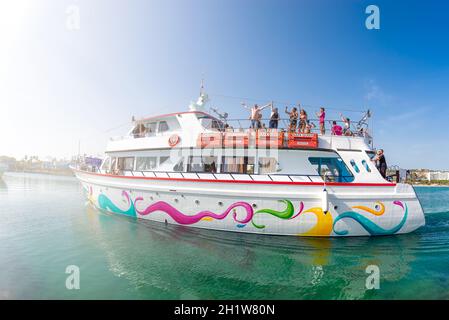 Ayia Napa, Chypre - 07 avril 2019 : bateau de croisière touristique plein de touristes entrant dans le port d'Ayia Napa Banque D'Images