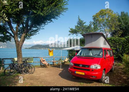 Campervan rouge VW T4 au lac Iseo en Italie Banque D'Images