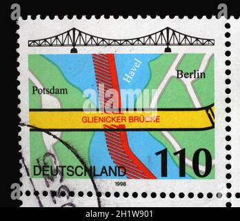 Un timbre imprimé en Allemagne montre le pont Glienicke entre Berlin et Potsdam, vers 1998 Banque D'Images