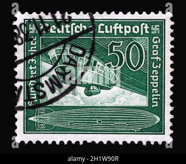 Timbre imprimé en Allemagne, Realm, qui montre Zeppelin et célèbre le 100e anniversaire de naissance de Ferdinand Graf von Zeppelin, vers 1938 Banque D'Images