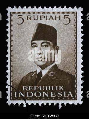 Timbre imprimé en Indonésie montre le premier président de l'Indonésie Sukarno, vers 1951 Banque D'Images