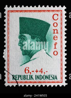 Timbre imprimé en Indonésie montre le premier président de l'Indonésie Sukarno, vers 1965 Banque D'Images