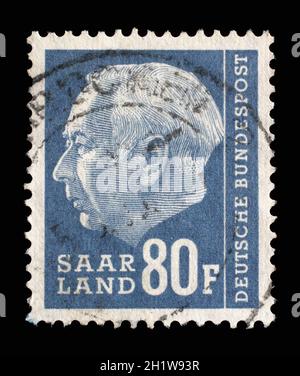 Timbre de la région de l'Allemagne Saar montre le portrait de Theodor Heuss (1884-1963), premier Président de la République fédérale d'Allemagne, vers 1957 Banque D'Images