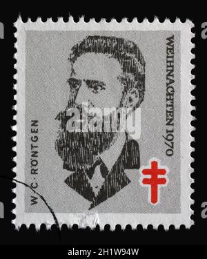 Le timbre imprimé en Allemagne montre le portrait de Wilhelm Conrad Röntgen, Noël 1970, vers 1970 Banque D'Images