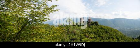 Vue panoramique sur le château d'Ivano à l'Alto Adige en Italie Banque D'Images