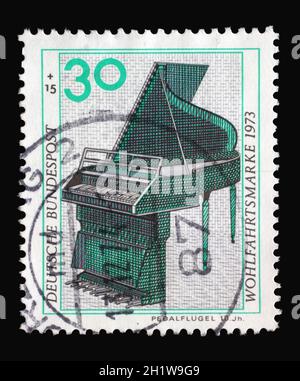 Un timbre imprimé en Allemagne montre Pedal Piano, instrument de musique, vers 1973 Banque D'Images