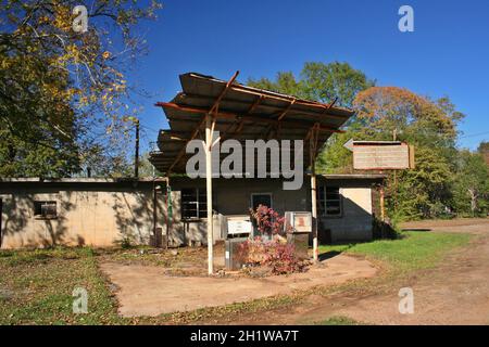 Station-service abandonnée rurale est du Texas Banque D'Images