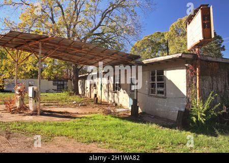 Station-service abandonnée rurale est du Texas Banque D'Images