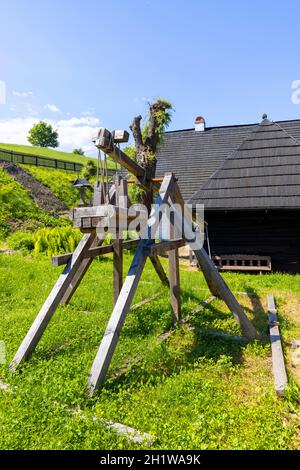 Dobczyce, Pologne - 4 juin 2021 : Trebuchet, une sorte de catapulte, arme médiévale dans le musée en plein air de l'architecture populaire en bois, l'architecture en bois Banque D'Images