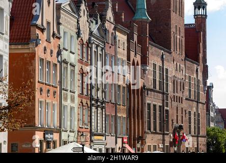 Gdansk, Pologne - 6 septembre 2020 : les façades des maisons patriciennes restaurées de Gdańsk à long Lane, dans la vieille ville. Banque D'Images