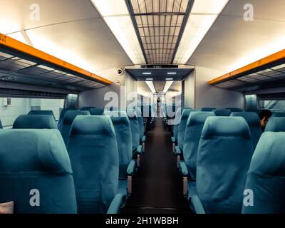 L'espace vierge de chaise en arrière, à l'intérieur du compartiment de train à grande vitesse. L'intérieur d'un train intercity modernes en Chine Banque D'Images