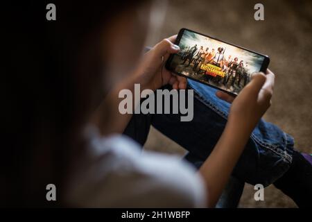 Bucarest, ROUMANIE - 10 mai 2021 : image éditoriale illustrative d'un enfant jouant à Battlefields sur un téléphone portable. Banque D'Images