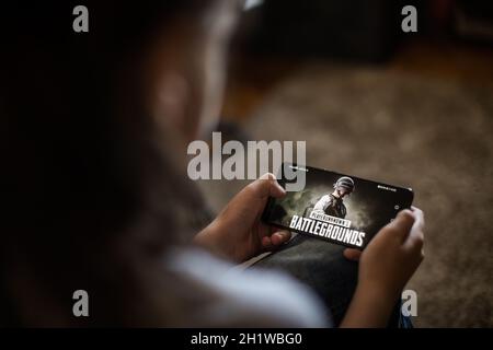 Bucarest, ROUMANIE - 10 mai 2021 : image éditoriale illustrative d'un enfant jouant à Battlefields sur un téléphone portable. Banque D'Images