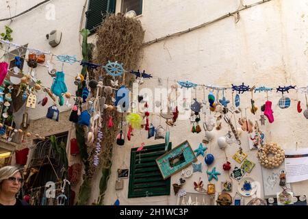 Polignano a Mare, Italie - le 17 septembre 2019 : magasin avec des souvenirs à Polignano a Mare. Pouilles, province de Bari, Italie, Banque D'Images