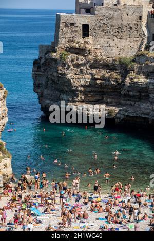 Polignano, Italie - le 17 septembre 2019 : se détendre et nager sur une charmante plage Lama Monachile à Polignano a Mare, Mer Adriatique, Pouilles, Bari bauvin Banque D'Images