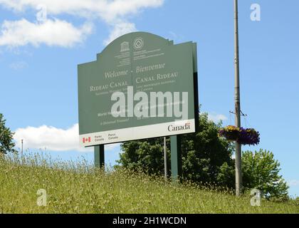 SMITHS FALLS (ONTARIO), CA, le 16 JUIN 2021 : panneau de bienvenue au canal Rideau situé sur le pont Beckwith St à Smiths Falls (Ontario) au printemps Banque D'Images