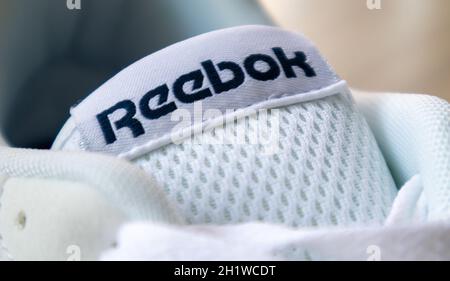 Inscrivez-vous sur Reebok Shoes. L'une des plus grandes sociétés de  vêtements et de chaussures de sport au monde. Nouvelles sneakers blanches  avec logo Reebok. Le concept de sport et cas Photo Stock -