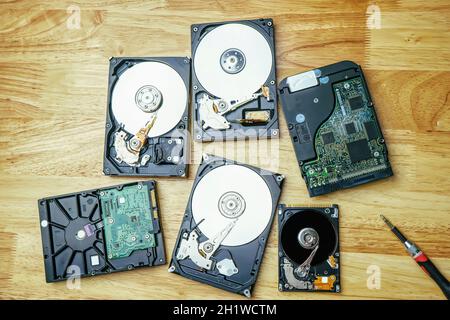 Boîtier amovible pour disque dur pour réparation sur le bureau en bois. Banque D'Images