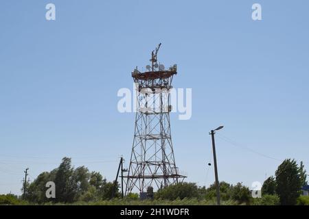 Les antennes et les répéteurs sur la tour. Les télécommunications. Banque D'Images