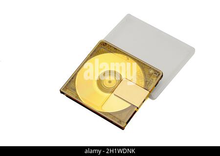 Mini Disc Rewritable Compact- MD pour l'enregistrement numérique publié dans les années 90 sur un fond blanc. Banque D'Images