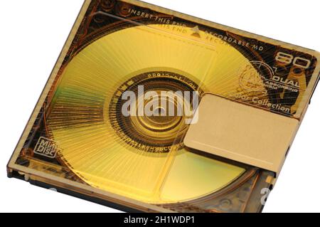 Mini Disc Rewritable Compact- MD pour l'enregistrement numérique publié dans les années 90 sur un fond blanc. Banque D'Images