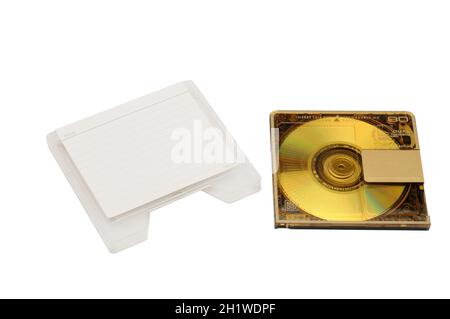 Mini Disc Rewritable Compact- MD pour l'enregistrement numérique publié dans les années 90 sur un fond blanc. Banque D'Images