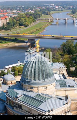 Dresde, Allemagne - 23 septembre 2020 : vue aérienne de l'Académie des Beaux-Arts de Dresde située sur l'Elbe.Le dôme en verre du bâtiment principal Banque D'Images