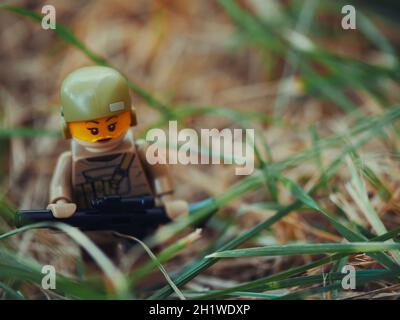 Chernihiv, Ukraine, 13 juillet 2021.Une figure d'une fille soldat avec un fusil parmi les plantes.Rédactionnel. Banque D'Images