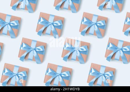 Motif boîtes-cadeaux sur fond bleu.Cadeau attaché avec ruban. Banque D'Images