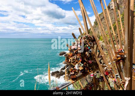 Riomaggiore, Cinque Terre - Italie, 12 mai 2019 : écluses d'amour à la porte d'Azure Path (chemin de l'amour), sentier pédestre menant à travers cinq villes de Cinq Banque D'Images