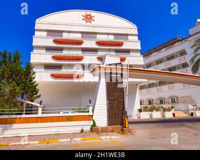 Beldibi, Kemer, Antalya, Turquie - 11 mai 2021: Catamaran Resort Hotel 5 ou village de villégiature sur la côte méditerranéenne d'Antalya.C'est une longue rue Banque D'Images