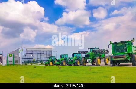 Kiev, Ukraine - 16 juin 2020 : le puissant tracteur John Deer à Kiev, Ukraine, le 16 juin 2020 Banque D'Images