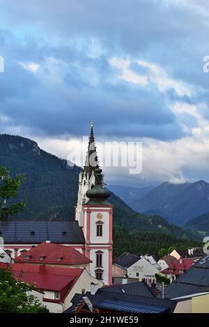 Vue sur la ville de Mariazell en Autriche, verticale Banque D'Images