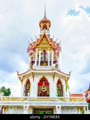 Un point de repère du Wat Chana Songkhram Ratchaworamahaviharn à Bangkok, en Thaïlande. Un lieu où tout le monde dans chaque religion peut être vu. Banque D'Images