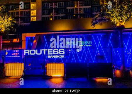 Vie nocturne et lumières colorées au bar de la route 66 à Bangkok en Thaïlande. Banque D'Images