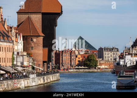 Gdansk, Pologne - 6 septembre 2020 : la plus grande grue portuaire médiévale d'Europe et les bâtiments historiques de la Dlugie Pobrzeze au-dessus de la rivière Motlawa à Gdans Banque D'Images