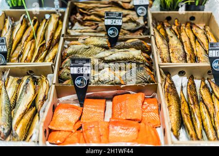 POZNAN, POL - 17 JUIN 2021 : poisson fumé mis en vente dans un supermarché Banque D'Images