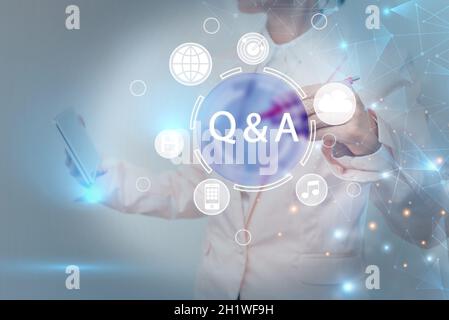 Légende conceptuelle Q et A, Aperçu commercial dans lequel un individu pose des questions et un autre pour y répondre une technologie d'entreprise inspirante Banque D'Images