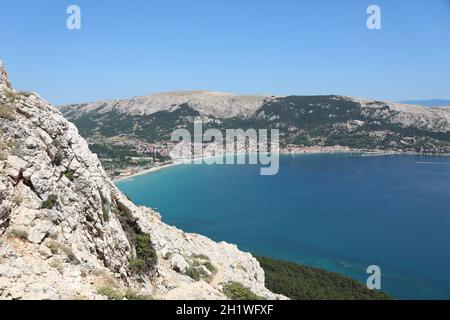 Panoramaaufnahmen aus den Bergen auf die Bucht von Baska auf Krk in Kroatien Themenbild Kroatien / Hrvatska / Croatie 2021 Banque D'Images