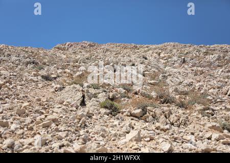 Karger Felsen beim Aufstieg zum Ljubimer - Panoramaaufnahmen aus den Bergen auf die Bucht von Baska auf Krk in Kroatien Themenbild Kroatien / Hrvats Banque D'Images