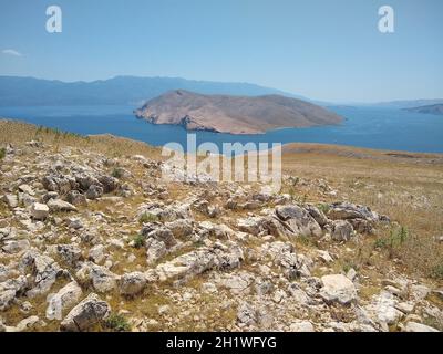 Panoramaaufnahmen aus den Bergen auf die Bucht von Baska auf Krk in Kroatien Themenbild Kroatien / Hrvatska / Croatie 2021 Banque D'Images