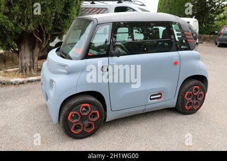 Seillans, France - 19 juin 2021 : petite voiture française Citroën ami Electric à deux places, micro-City, garée dans la rue de Seillans, dans le sud de la France, Banque D'Images