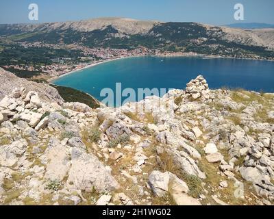 Panoramaaufnahmen aus den Bergen auf die Bucht von Baska auf Krk in Kroatien Themenbild Kroatien / Hrvatska / Croatie 2021 Banque D'Images