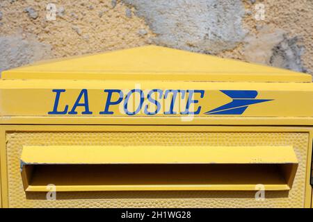 Seillans, France - 19 juin 2021 : la poste, UNE boîte postale jaune française dans la rue de Seillans, dans le sud de la France, en Europe. Vue rapprochée Banque D'Images