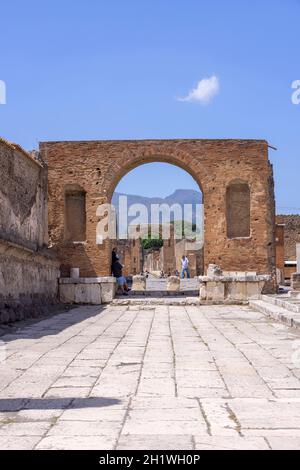 Pompéi, Naples, Italie - 26 juin 2021 : Forum de la ville détruite par l'éruption du volcan Vésuve, vue du Temple de Jupiter Banque D'Images