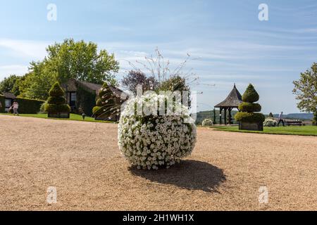 Eyrignac, France - 2 septembre 2018 : les Jardins pittoresques du Manoir d'Eyrignac en Dordogne. France Banque D'Images