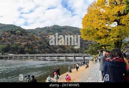 KYOTO, JAPON - 24 NOVEMBRE 2016 : pont Togetsukyo au-dessus de la rivière Katsura pendant la saison d'automne à Arashiyama, Kyoto, Japon Banque D'Images