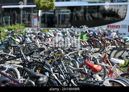 Parking vélo à la gare principale de Linz, Autriche, Europe Banque D'Images