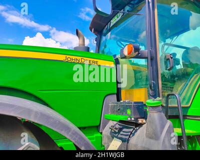 Kiev, Ukraine - 16 juin 2020 : le puissant tracteur John Deere 8335R à Kiev, Ukraine, le 16 juin 2020 Banque D'Images